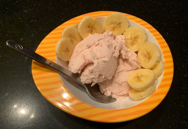 review photo of Oatly Strawberry Ice Cream shared by @gaxcelson on 26 Jan 2020 - review