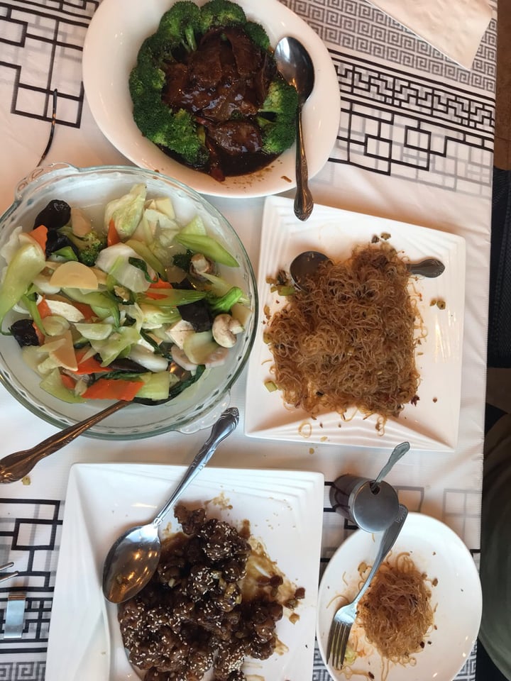 photo of Happy Family Restaurant Beef and Broccoli shared by @lilibee on  05 Aug 2019 - review