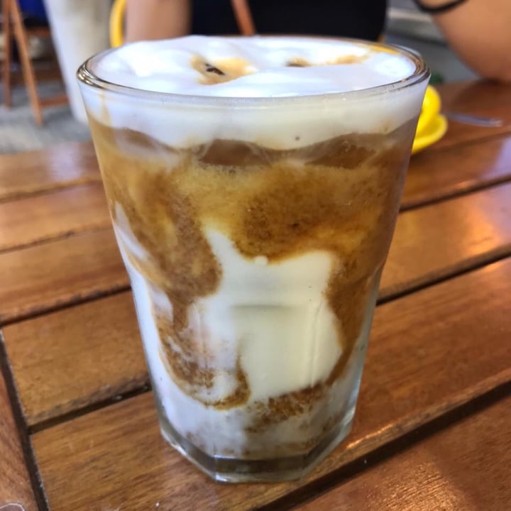 review photo of Amelia Café Flat white Frio shared by @florchester on 24 Jan 2021 - review