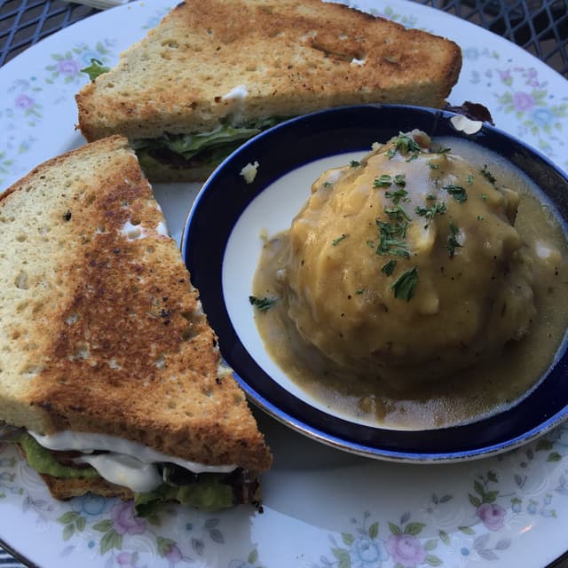 Foto del piatto “BLT with a side of mashed potatoes”