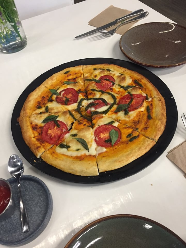photo of Vegan Inc. Miyana Polanco Pizza Margarita shared by @proteccionplaneta on  12 Dec 2019 - review