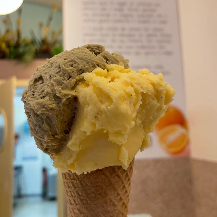 photo of Gelato Giusto cono pistacchio e caco shared by @aquafaba89 on  29 Oct 2022 - review