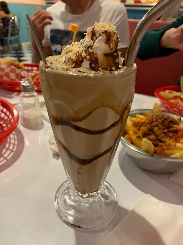 photo of COMET 984 - 50's Diner Malteada de snickers shared by @nancy on  29 Mar 2020 - review