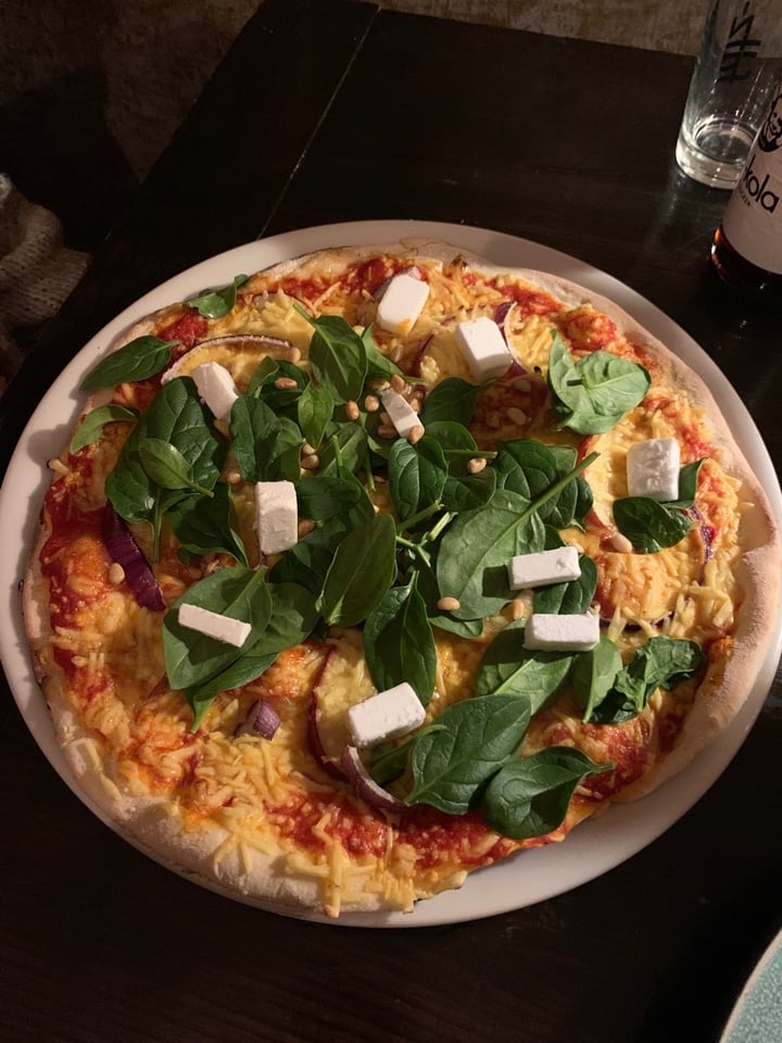 photo of Froindlichst - The Vegan Musketeers Pizza mit Apfel shared by @lau-warm on  29 Feb 2020 - review