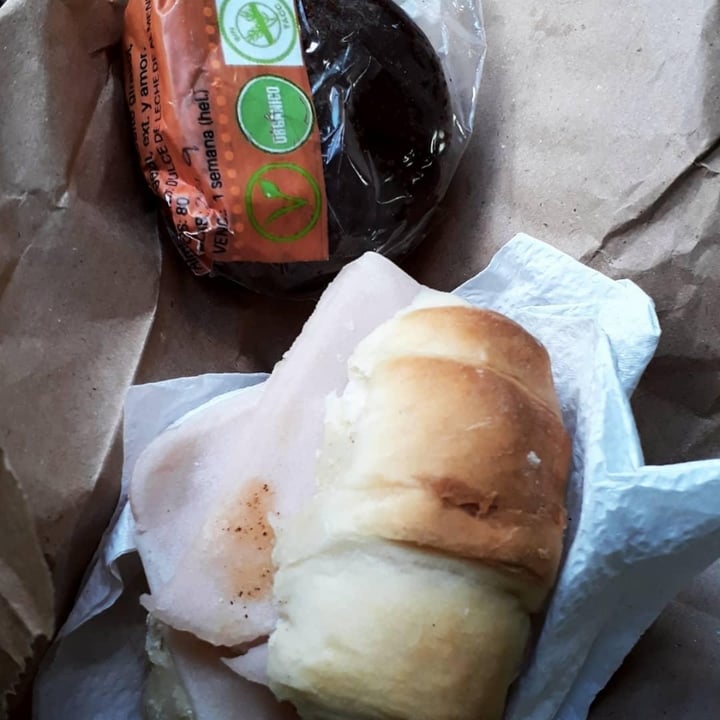 photo of Futuro Veggie Medialunas De Jamon Y Queso shared by @evelynmoyano20 on  19 Oct 2020 - review