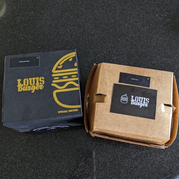 photo of Louis Burger Saket Vegan Gratitude Burger shared by @consciousandcurious on  06 Jan 2022 - review