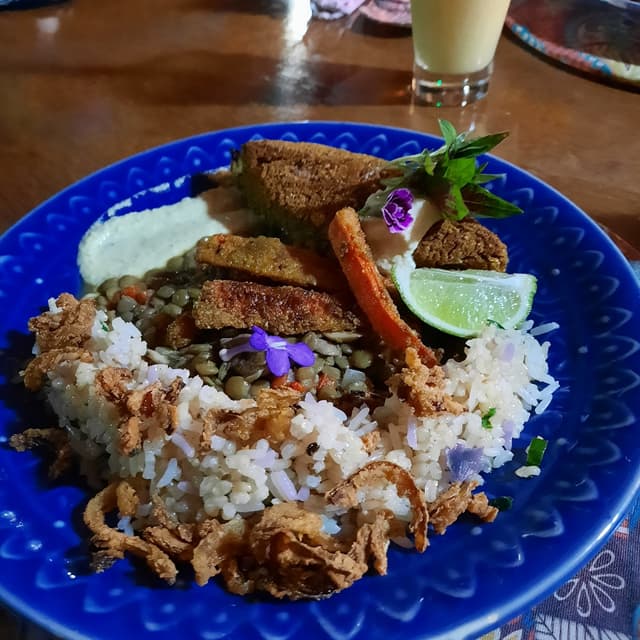 菜肴“Arroz Arabe, Lentilha E Kibe Veg”的照片