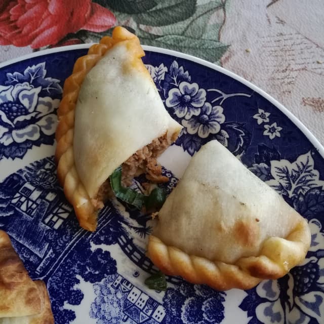 菜肴“Empanada de carne”的照片