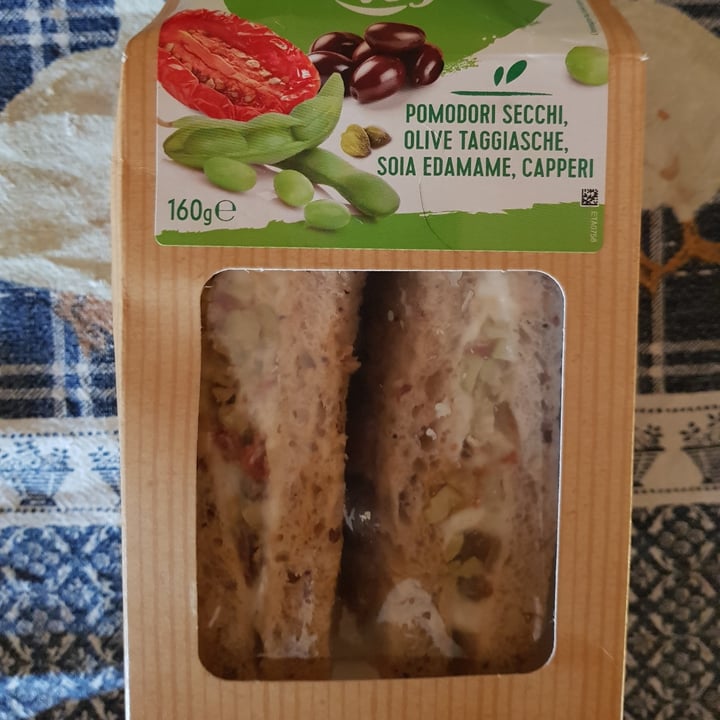 photo of Tramezzino veg Tramezzino pomodori secchi, olive taggiasche, soia edamame, capperi  shared by @martitubi on  15 Sep 2022 - review