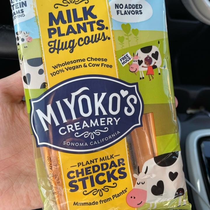 photo of Miyoko's Creamery Plant Milk Cheddar Sticks shared by @angelagaitan on  29 Dec 2021 - review