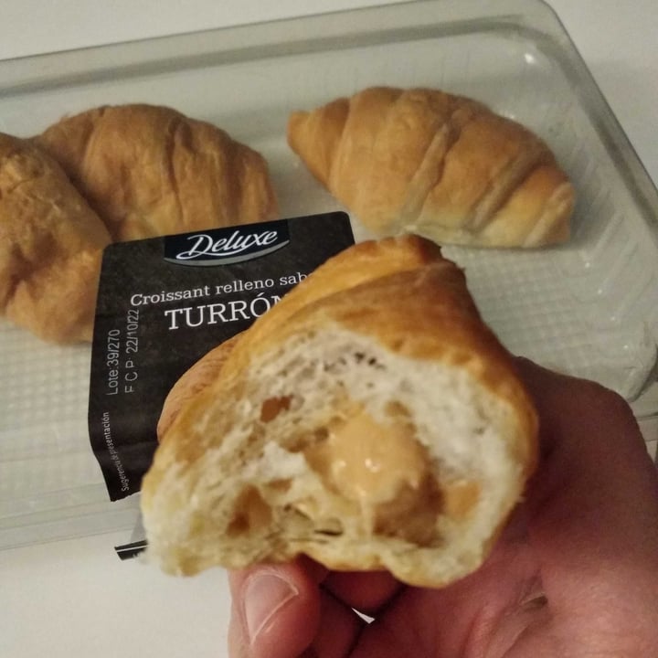 photo of Lidl Deluxe Croissant relleno sabor Turrón shared by @jeimsvera on  13 Oct 2022 - review