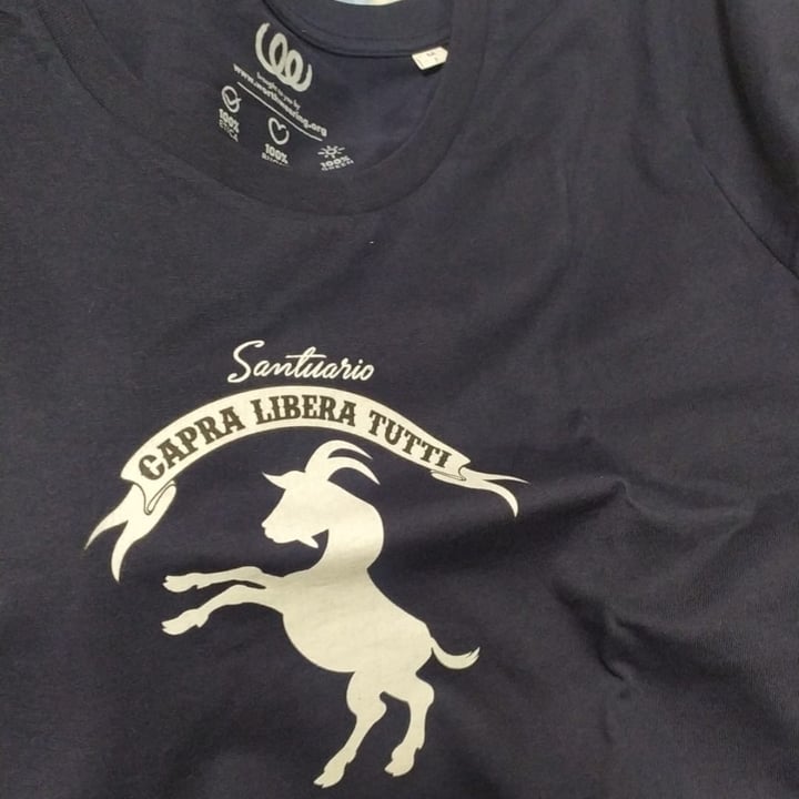 review photo of Santuario Capra Libera tutti T Shirt shared by @lauralig on 15 Dec 2022 - review