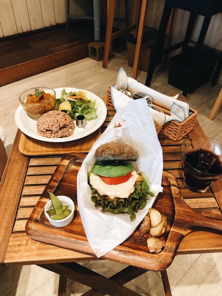 photo of Veganic to go Avocado and tofu burger shared by @hulanvg on  09 Mar 2020 - review