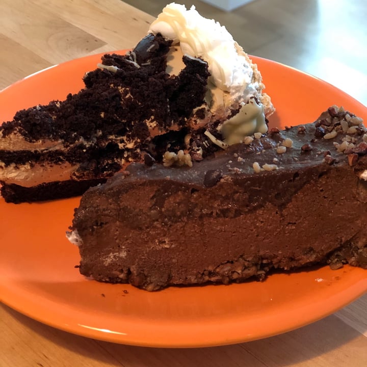 review photo of Velicious Cafe Raw Chocolate Cake & Coffee White Chocolate Cake shared by @buckno on 03 May 2020 - review