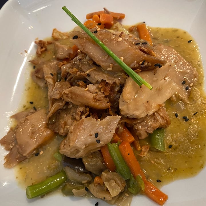 review photo of Penguin Bar Delicias de muslo de no pollo con verduritas salteadas shared by @esti8 on 07 May 2022 - review