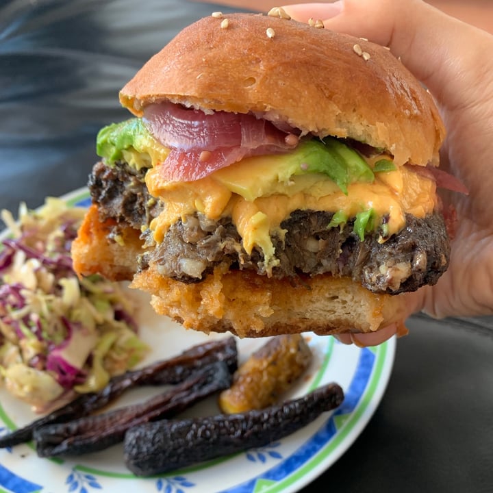 photo of Hierbabuena Hamburguesa de hongos con palta y zanahorias baby shared by @diariovegane on  27 Jun 2020 - review