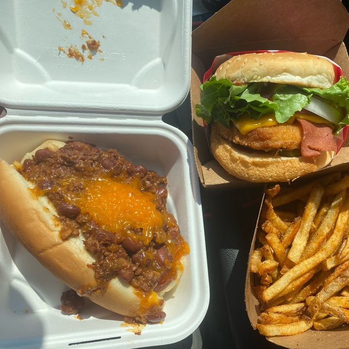 photo of Santana's Vegan Grill chili cheeze dog shared by @ajax00 on  25 Apr 2022 - review