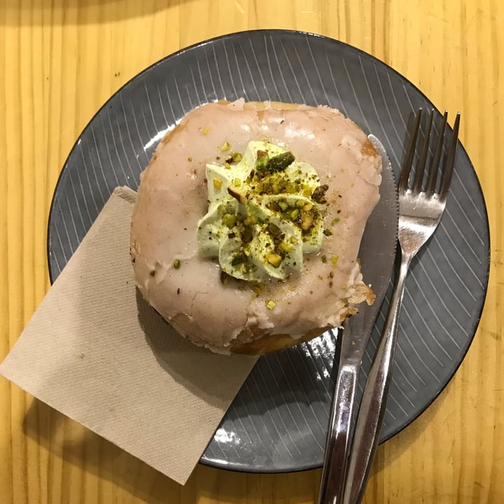 photo of Delish Vegan Doughnuts Donut con granada y pistacho shared by @maytetxu on  20 Nov 2021 - review