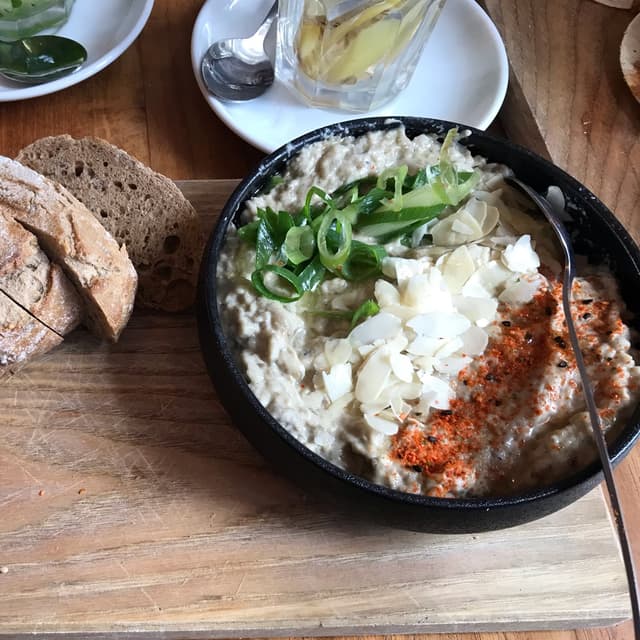 「Smoky aubergine dip」の料理の写真