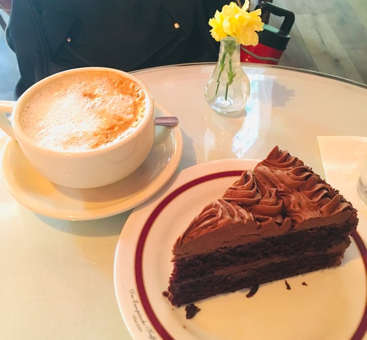 review photo of Cafe Intermezzo Old Fashioned Chocolate Cake shared by @misusyaya on 08 Jun 2019 - review