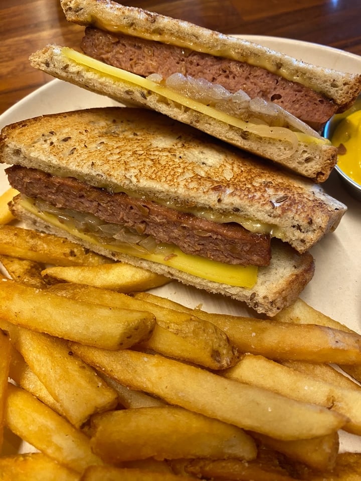 photo of Veggie Grill Beyond Meat Patty Melt shared by @bawnee on  03 Jan 2020 - review
