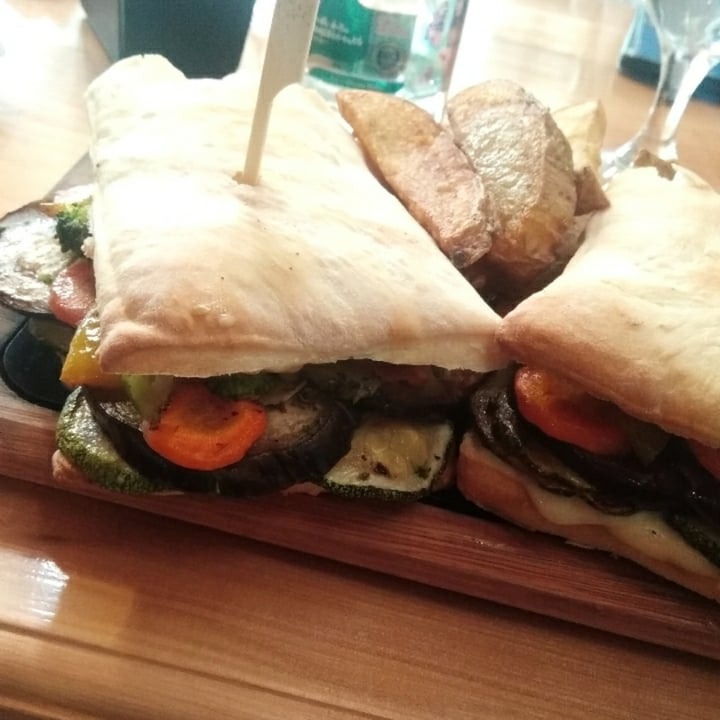 photo of Triumph Café Ushuaia Sandwich de vegetales y queso con papas cuña shared by @amem0rteh on  03 Apr 2021 - review