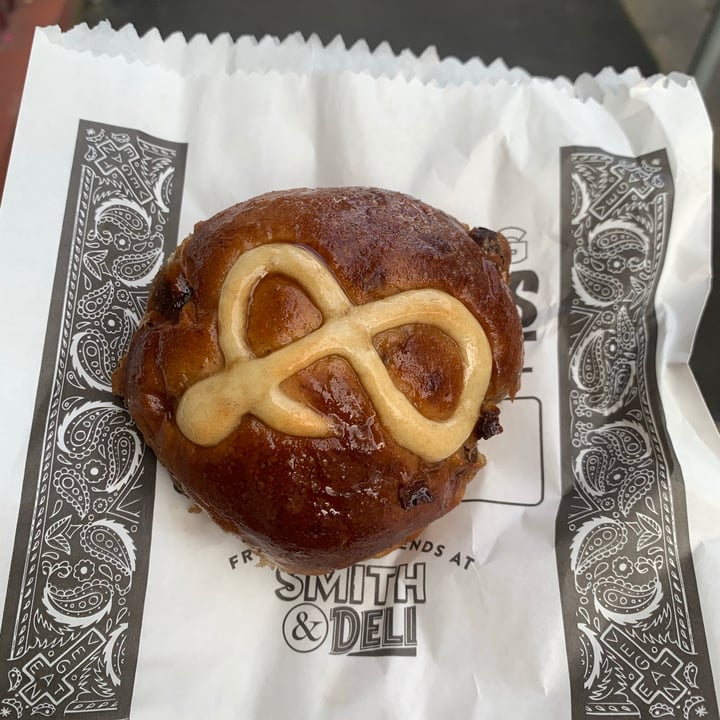 photo of Smith and Deli Hot cross bun shared by @cnnna on  04 Apr 2021 - review