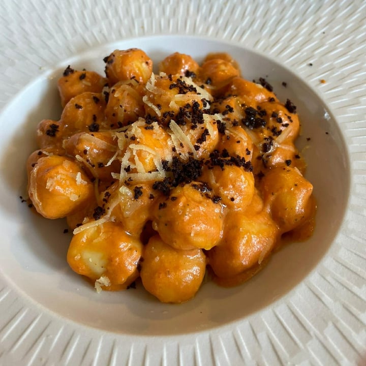 photo of Essenza Love Natural Food GnoCchi al pesto di pomodori secchi, anacardi, olive taggiasche e gondino shared by @solemichela on  20 Apr 2022 - review