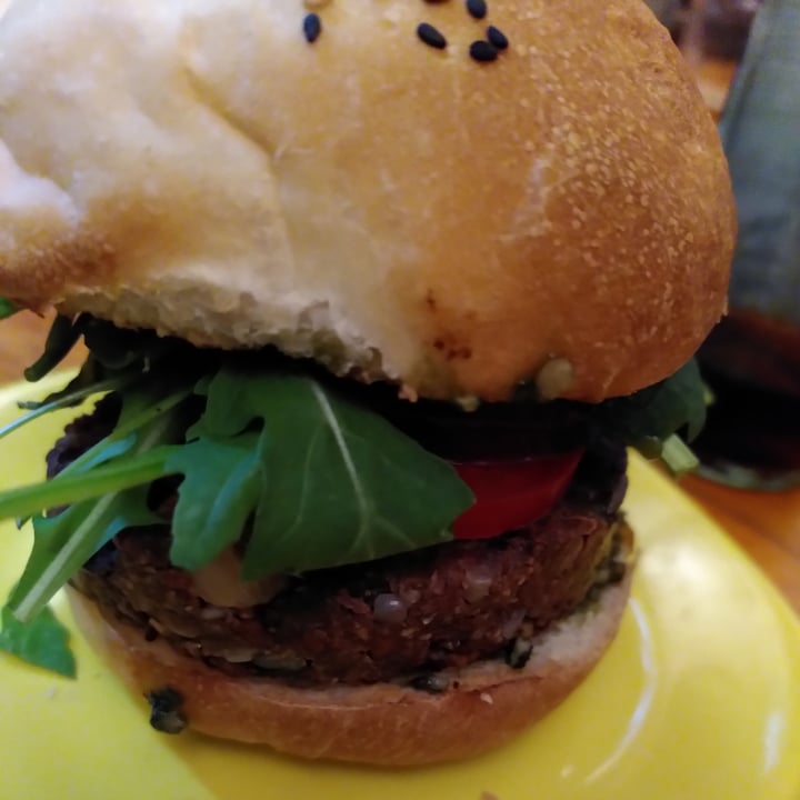 photo of VeganCatBar Black Cat Burger shared by @walkabout-veg on  29 Oct 2022 - review