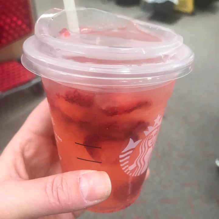 photo of Starbucks Strawberry Açaí Refresher shared by @malise on  03 Jun 2022 - review