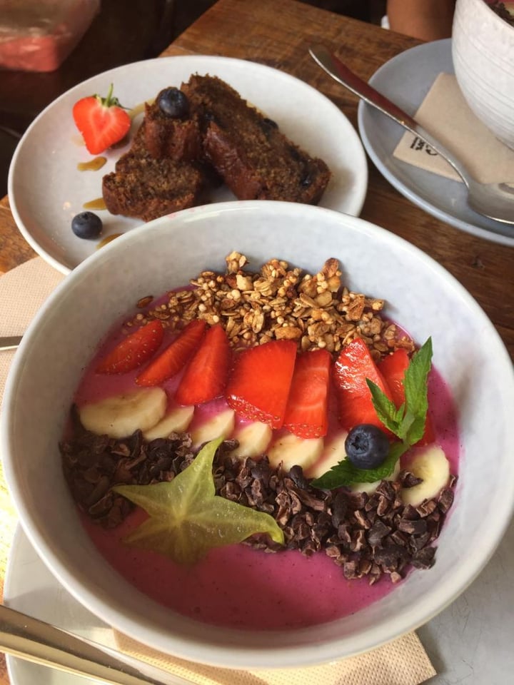 review photo of Glowkitchen Pink Smoothie Bowl shared by @schminsi on 08 Mar 2020 - review