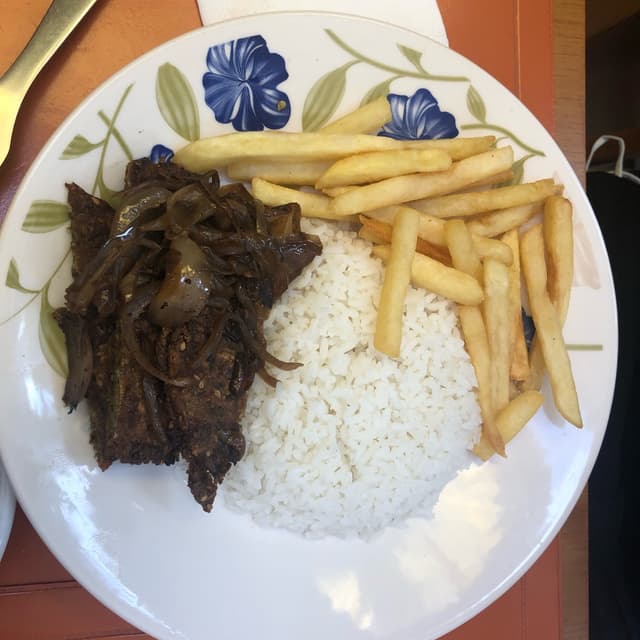Photo of the dish “Arroz, Feijão, Hamburguer vegetal, fritas e salada”