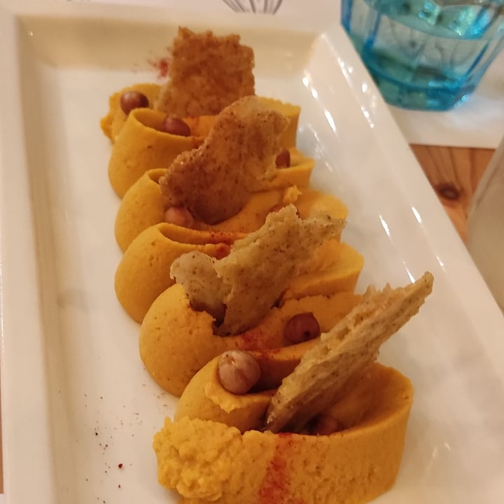 photo of Nativa Ristorante Hummus ceci e zucca con chips di miglio shared by @vegetarianpics on  12 Jul 2022 - review