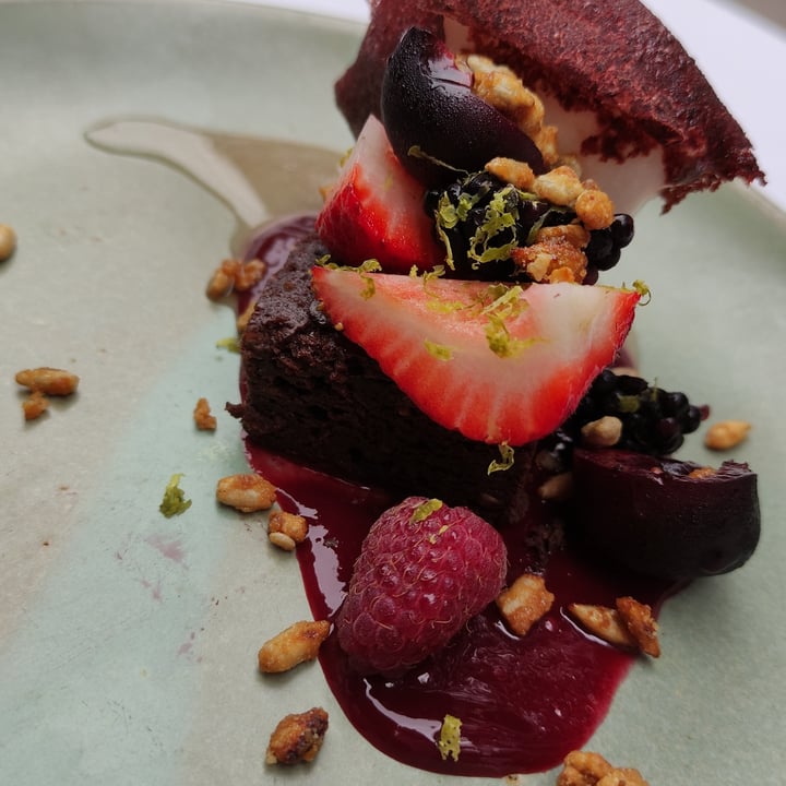 review photo of Gioia Restaurante & Terrazas Brownie con frutos rojos, lámina de remolacha y helado shared by @mababu on 05 Feb 2022 - review