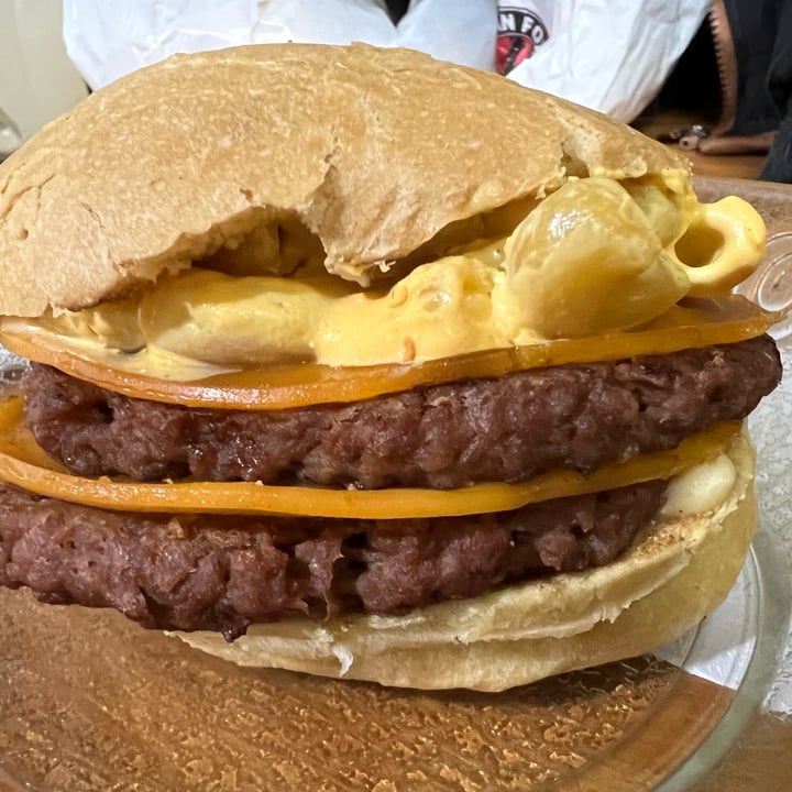 photo of VEGAN FOX Mac & cheese burger shared by @danusha on  29 Aug 2022 - review