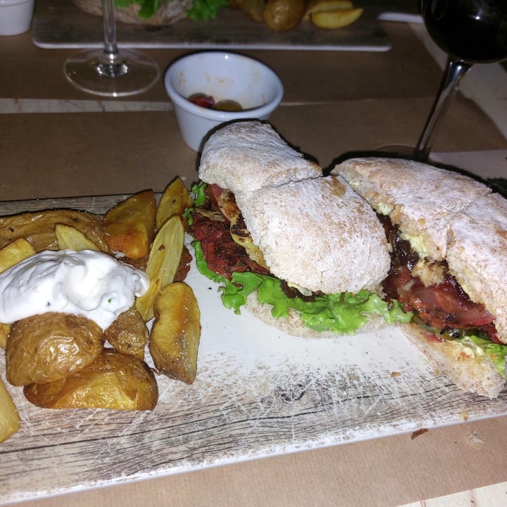 photo of Viva Burger Burger Queen shared by @zar1vegan on  16 Nov 2021 - review