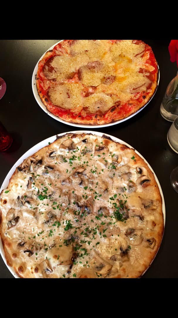 Foto del plato “4 cheese and mushroom white pizza”