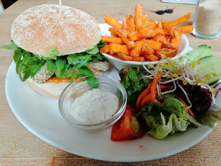 photo of MANA Food Frida Tempeh Burger shared by @simon on  13 Aug 2019 - review