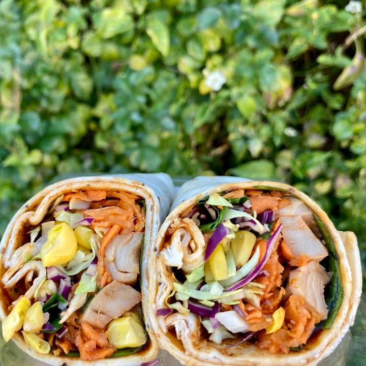 photo of Vida e caffe BBQ Ch*cken Wrap shared by @ctveganreviews on  11 Jun 2022 - review