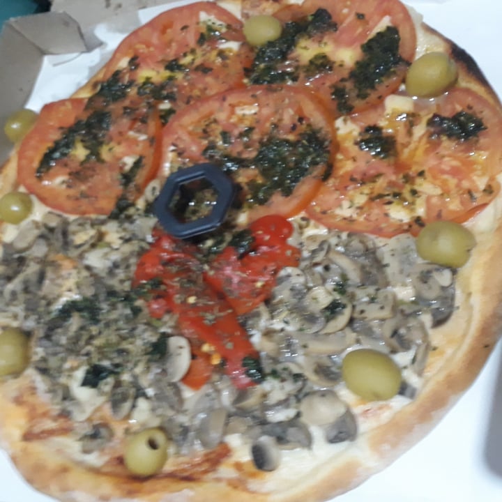 photo of Blondie Pizza mitad caprese, mitad champiñones shared by @angelovegano on  26 May 2020 - review