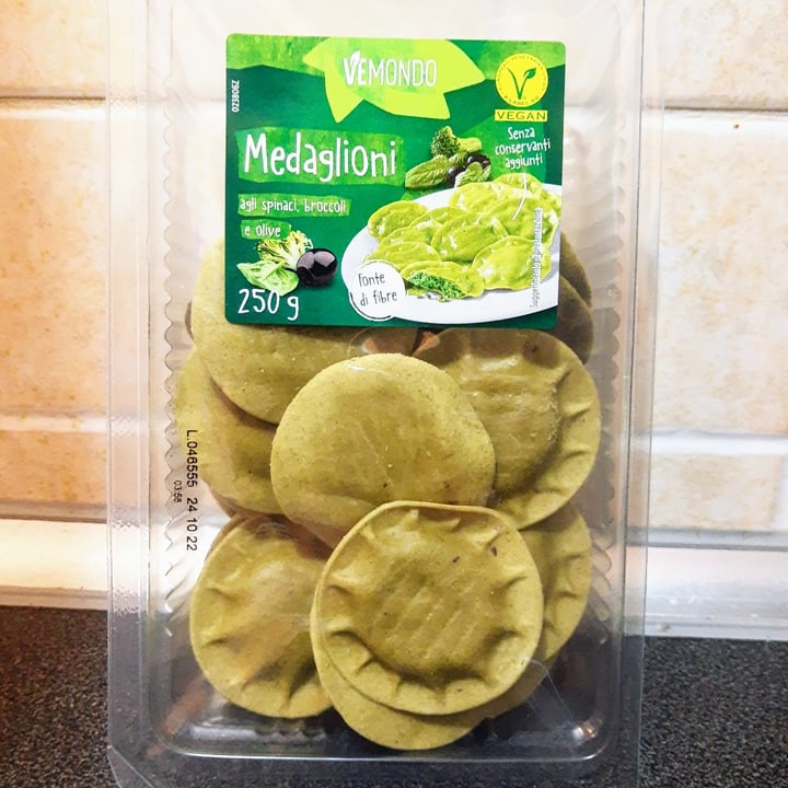 photo of Vemondo  Medaglioni Agli Spinaci, Broccoli e Olive Nere shared by @mediamenteveg on  22 Sep 2022 - review