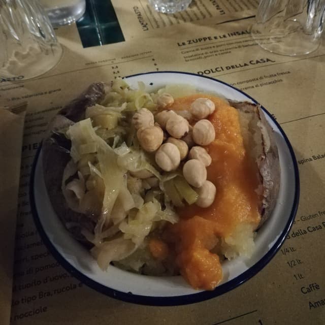 Photo du plat “Patata ripiena (porri, crema di zucca e nocciole)”