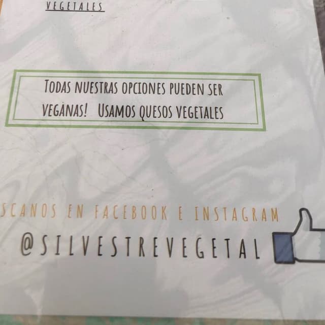 菜肴“Quesadilla Con Frijoles Y Ensalada”的照片