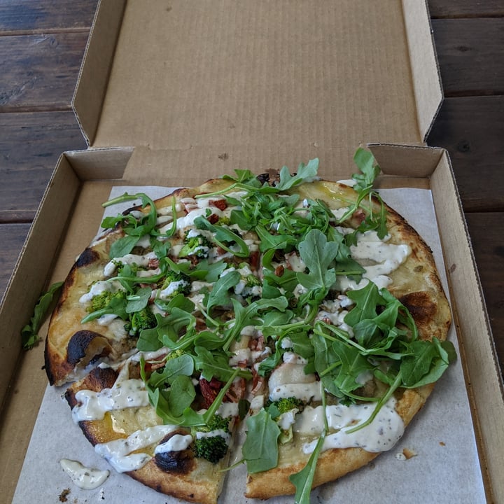 photo of Virtuous Pie Pesto CBR Pizza shared by @veganjuliana on  06 Jul 2021 - review