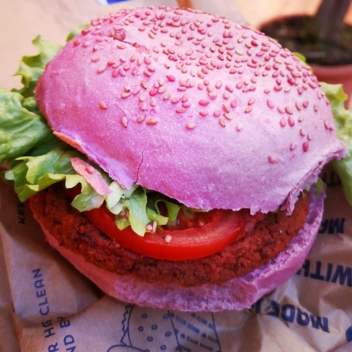 photo of Flower Burger Barbie burger shared by @sofia94 on  19 Dec 2021 - review