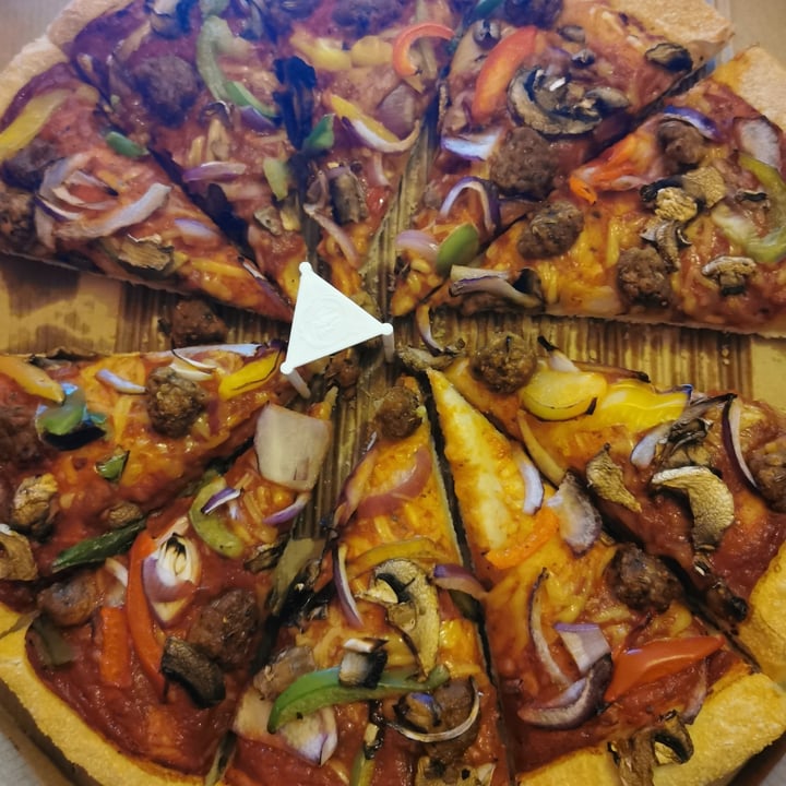 photo of Pizza Hut Delivery Vegan Beyond Italian Style Sausage Supreme shared by @pointsofellie on  01 Dec 2022 - review