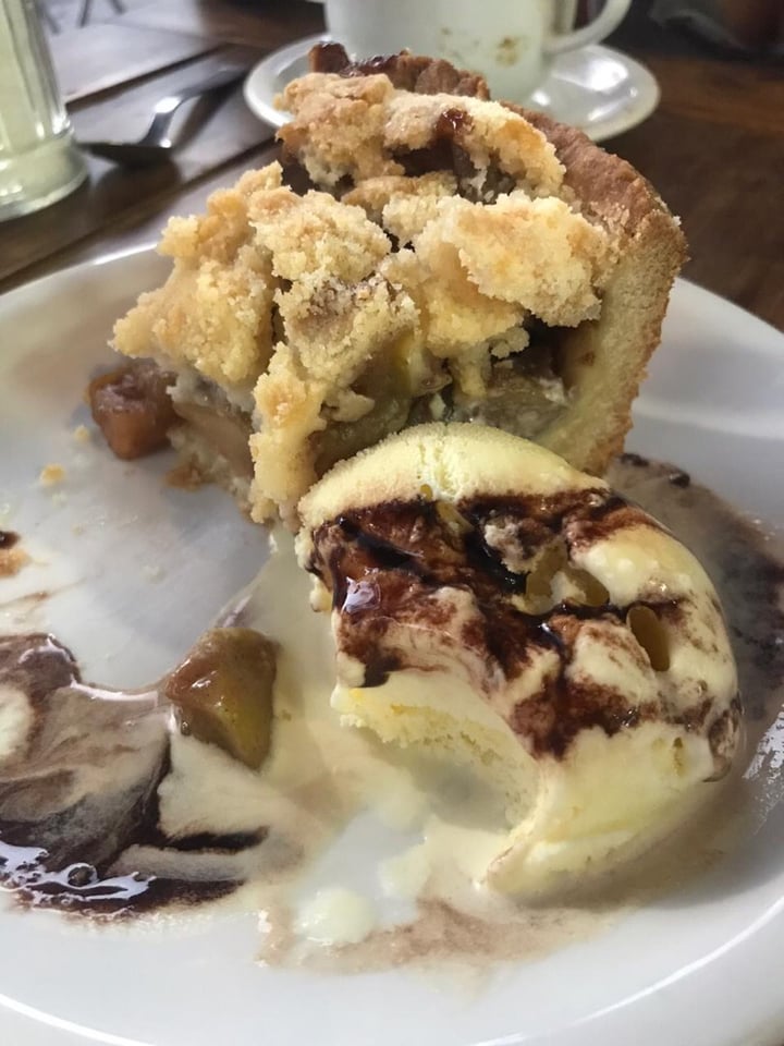 photo of Loving Hut Crumble de manzana con helado de vainilla shared by @lauchis on  16 Dec 2019 - review