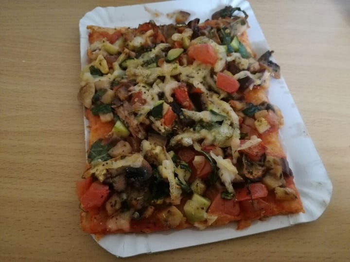 photo of Alice in Wonderpie Pizza de verduras y queso vegano shared by @miriamqtt on  04 Feb 2020 - review