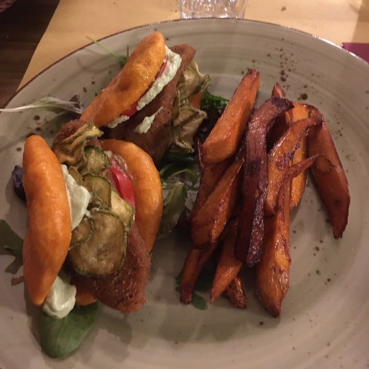 photo of Soul Kitchen Bao Buns Con Cotoletta Di Seitan, Zucchine In Scapece E Mayo Al Basilico Con Patate Dolci Fritte shared by @myonji on  21 Jul 2022 - review