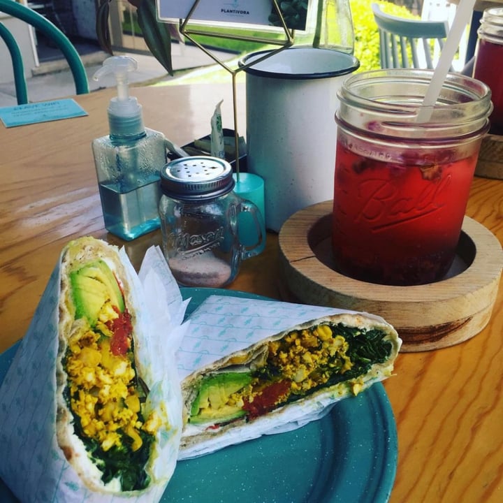 photo of Plantivora Café & Plant Based Food Wrap de aguacate, elote, tofu, espinaca.. shared by @michellemurci on  01 Jun 2022 - review